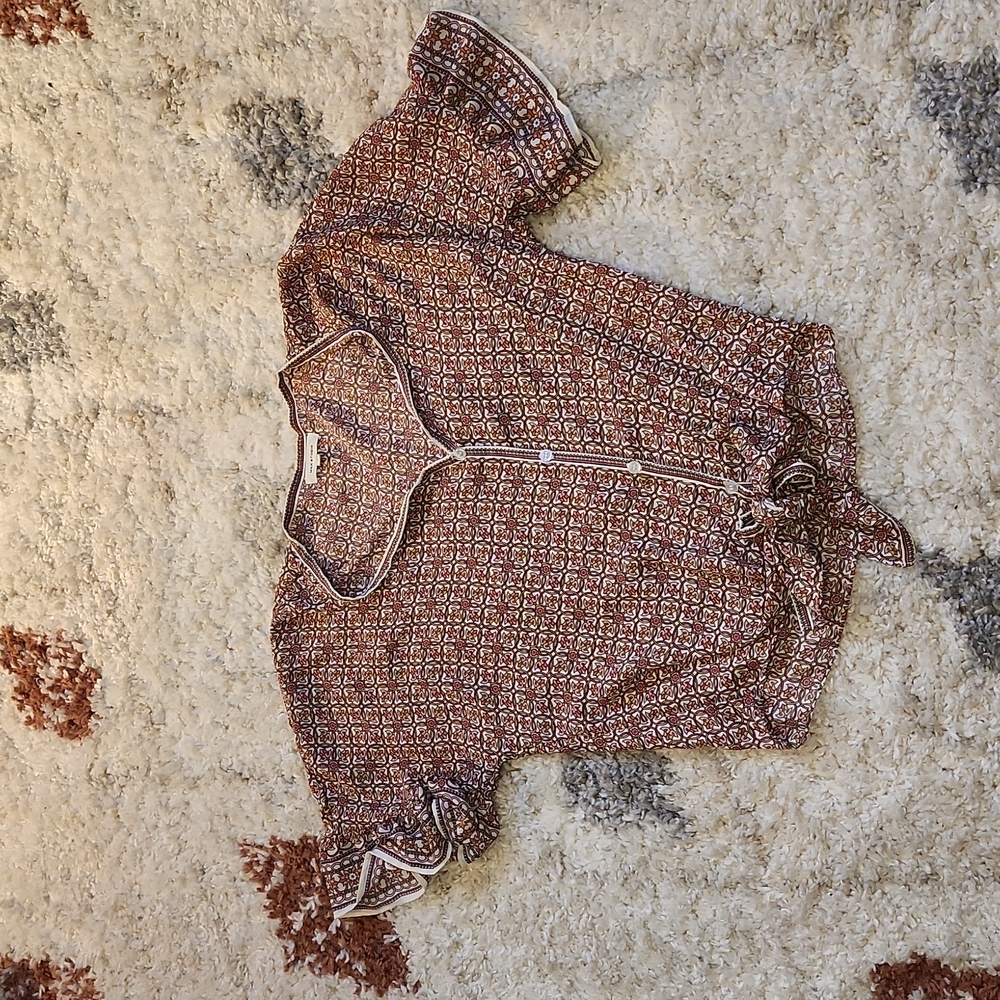 Patterned blouse with ties